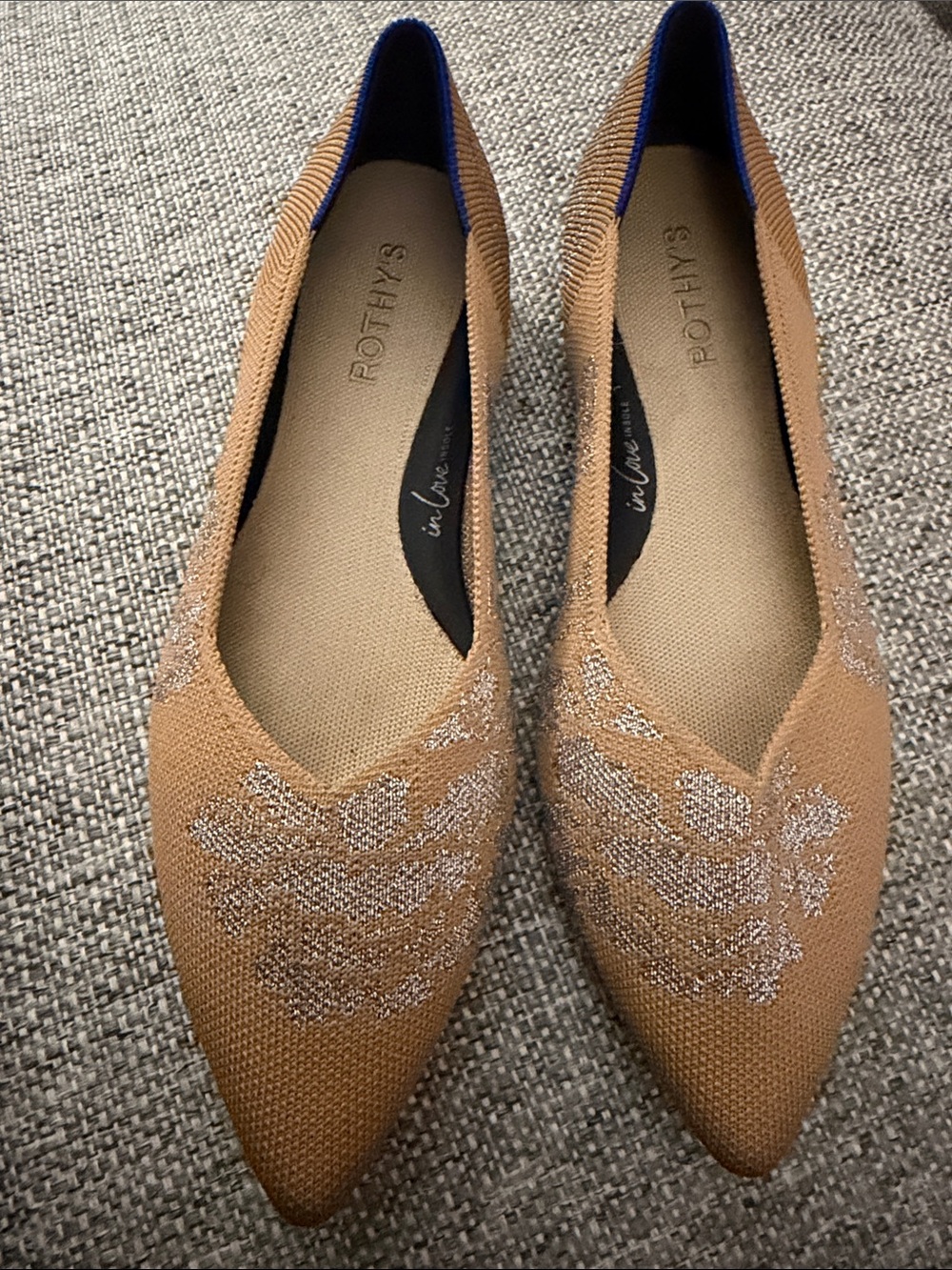 Rothy's The Point Pointed Toe Knit Flats Camel
Silver Floral Pattern Size 10.5